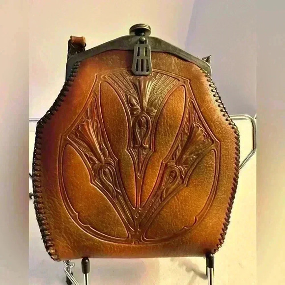 1920s leather embossed design purse. - Picture 1 of 13